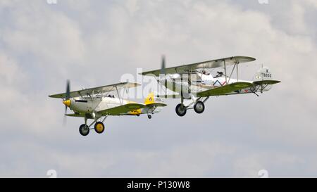 1934 Hawker Nimrod II (G-BURZ) e un 1937 Hawker Demon (K8203) volando assieme al Fly Navy in airshow Shuttleworth il 3 giugno 2018 Foto Stock