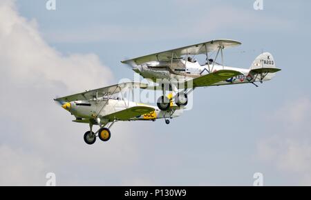 1934 Hawker Nimrod II (G-BURZ) e un 1937 Hawker Demon (K8203) volando assieme al Fly Navy in airshow Shuttleworth il 3 giugno 2018 Foto Stock