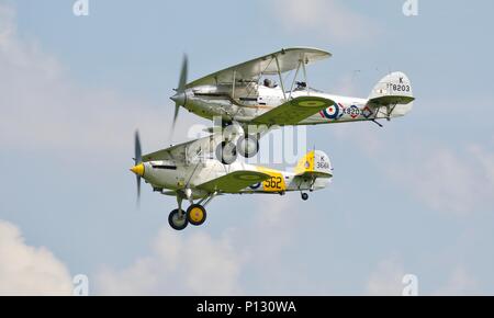 1934 Hawker Nimrod II (G-BURZ) e un 1937 Hawker Demon (K8203) volando assieme al Fly Navy in airshow Shuttleworth il 3 giugno 2018 Foto Stock