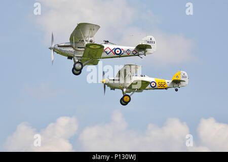 1934 Hawker Nimrod II (G-BURZ) e un 1937 Hawker Demon (K8203) volando assieme al Fly Navy in airshow Shuttleworth il 3 giugno 2018 Foto Stock