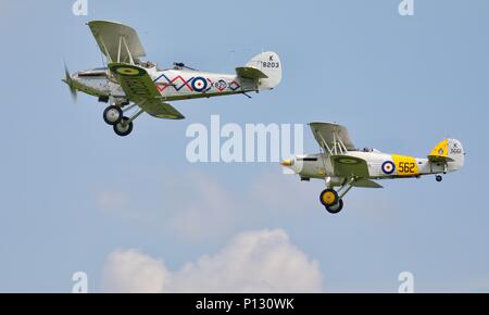 1934 Hawker Nimrod II (G-BURZ) e un 1937 Hawker Demon (K8203) volando assieme al Fly Navy in airshow Shuttleworth il 3 giugno 2018 Foto Stock