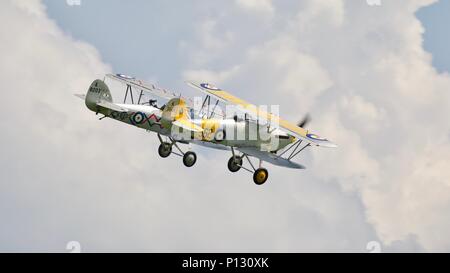 1934 Hawker Nimrod II (G-BURZ) e un 1937 Hawker Demon (K8203) volando assieme al Fly Navy in airshow Shuttleworth il 3 giugno 2018 Foto Stock