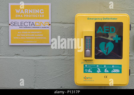 Defibrillatore di emergenza e avviso sulla parete Foto Stock