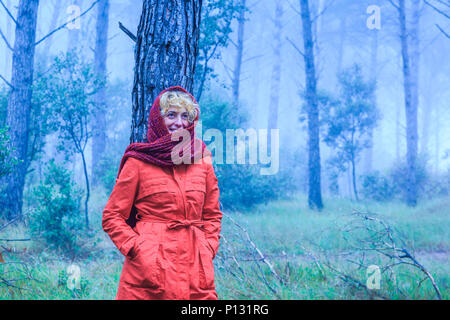 La donna in un boschetto di pini. Tierra Estella County, Navarra, Spagna, Europa. Foto Stock