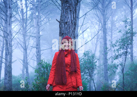 La donna in un boschetto di pini. Tierra Estella County, Navarra, Spagna, Europa. Foto Stock