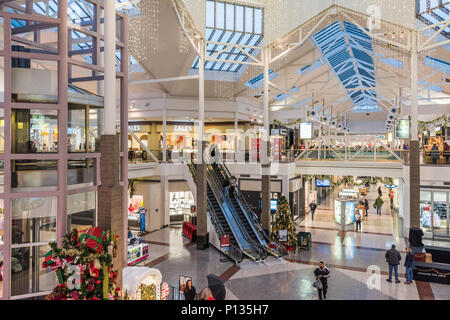 Interno del Centro Commerciale Woodfield Foto Stock