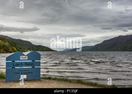 Fort Augustus, Scozia - Giugno 11, 2012: instabile grigio scuro Loch Ness con surf a Fort Augustus con segno sotto pesante cloudscape. Colline sull orizzonte. Foto Stock