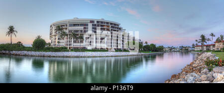 Cielo di tramonto e nuvole sopra i medici passano vicino fiume Lowdermilk Beach in Naples, Florida Foto Stock