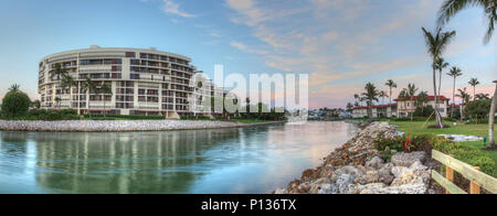 Cielo di tramonto e nuvole sopra i medici passano vicino fiume Lowdermilk Beach in Naples, Florida Foto Stock