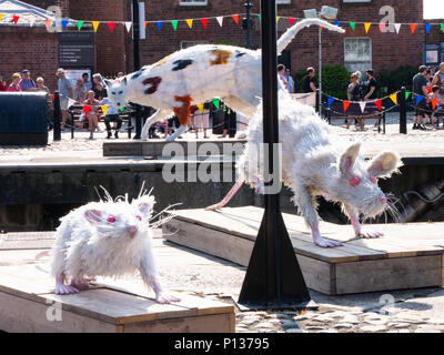 Della Nave e cat Super rat, arte presentano dalla fede Bebbington, Albert Dock, Liverpool, UK, 2018 Foto Stock
