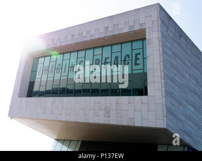 Immaginare la pace nella finestra del Museo di Liverpool, Liverpool, Regno Unito Foto Stock