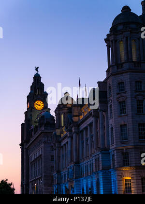 Il Liver Building al crepuscolo/tramonto, Liverpool, Regno Unito Foto Stock