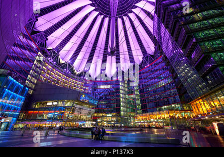 Berlino, Germania - Aprile 5, 2017: Sony Centre di Berlino di notte con luci blu sul soffitto Foto Stock