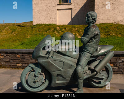 Joey Dunlop memorial statua, Bungalow, Snaefell, Isola di Man, REGNO UNITO Foto Stock