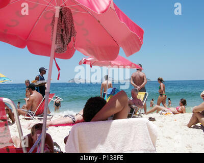 RIO DE JANEIRO, Brasile - 22 febbraio 2012: la spiaggia di Ipanema a posto 9 (Post nove) in una giornata di sole durante la celebrazione Carnaval Foto Stock