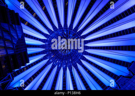 Berlino, Germania - Aprile 5, 2017: Sony Centre di Berlino di notte con luci blu sul soffitto Foto Stock