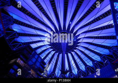 Berlino, Germania - Aprile 5, 2017: Sony Centre di Berlino di notte con luci blu sul soffitto Foto Stock