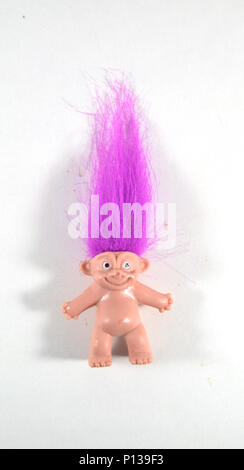 NEW YORK, NY - Aprile 29, 2016: piccolo mini troll doll con luminosi capelli viola Foto Stock