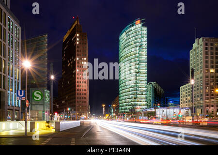 Berlino, Germania - Aprile 5, 2017: Potsdamerplatz plaza a Berlino di notte con percorsi di luce Foto Stock