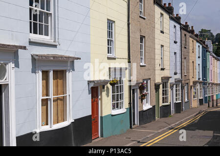 Villette a schiera, tutte dipinte di colori diversi nella città di Chepstow, sulle rive del fiume Wye in Galles. Foto Stock