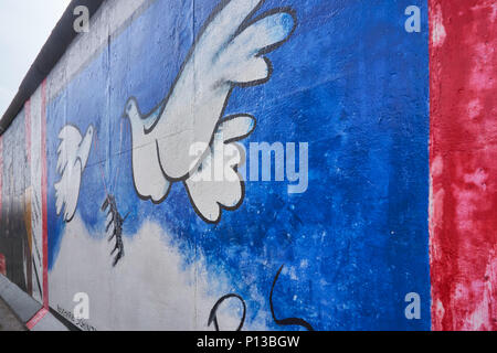 Berlino, Germania - Aprile 5, 2017: pittura murale di piccione bianco presso la Galleria Eastside a Berlino Foto Stock