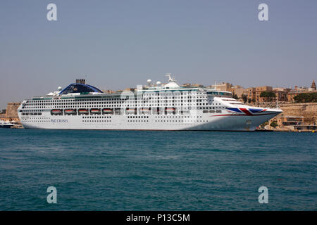 La P & O Cruises cruise ship Oceana dalle pareti di La Valletta a Malta il Grand Harbour. Viaggi e turismo nel Mar Mediterraneo. Foto Stock