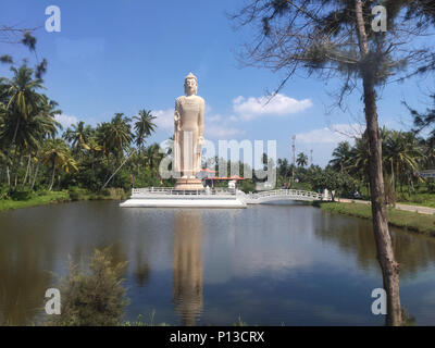 Tsunami Memorial - Peraliya statua del Buddha in Colombo, Sri Lanka Foto Stock
