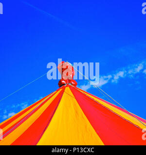 Rosso e giallo marquee contro il cielo blu Foto Stock