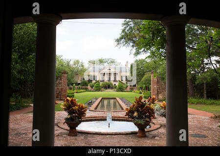 Longue Vue House di New Orleans, in Louisiana, Stati Uniti d'America. La facciata a sud della casa e il tribunale spagnolo giardino. Foto Stock