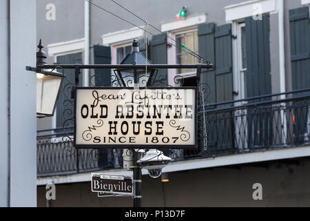 Il segno esterno Jean Lafitte's Old Absinthe House all'angolo di Borbone e Bienville strade, nel Quartiere Francese di New Orleans, in Louisiana. Foto Stock