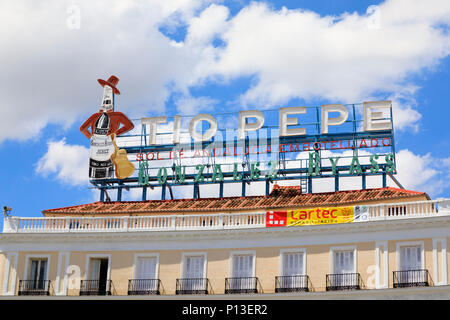 Famoso punto di riferimento insegna al neon "Tio Pepe" sherry, Plaza de la Puerta del Sol di Madrid, Spagna. Maggio 2018 Foto Stock