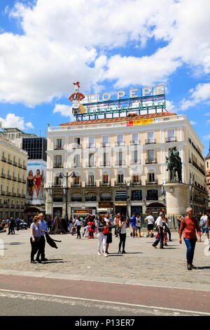 I turisti in Plaza de la Puerta del Sol con il Tio Pepe segno distintivo dietro.Madrid, Spagna. Maggio 2018 Foto Stock