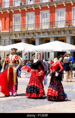 I turisti pongono in spagnolo tradizionale abito. Plaza Mayor, Madrid, Spagna. Maggio 2018 Foto Stock