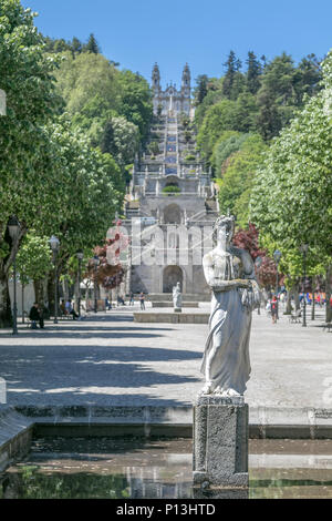 Statua di estate nel parco al fondo della famosa scalinata che conduce al di Nossa Senhora dos Remedios chiesa, Lamego, Portogallo. Foto Stock