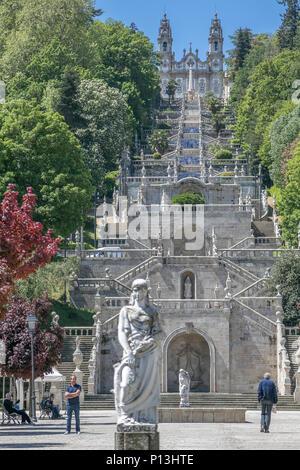 Famosa scalinata che conduce al di Nossa Senhora dos Remedios chiesa di Lamego, Portogallo. Foto Stock