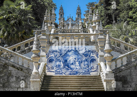 Famosa scalinata che conduce al di Nossa Senhora dos Remedios chiesa di Lamego, Portogallo. Foto Stock