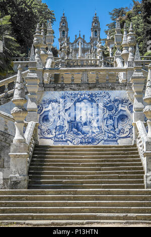 Famosa scalinata che conduce al di Nossa Senhora dos Remedios chiesa di Lamego, Portogallo. Foto Stock