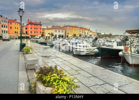 Paesaggio con il lungomare e il porto turistico nella città vecchia di Rovigno. Croazia, Istria, Europa Foto Stock