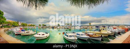 Vista panoramica del lungomare e banchina in località mediterranea città Crikvenica. Istria, Croazia Foto Stock