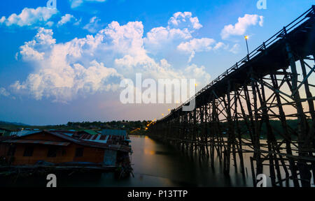 Il ponte di legno è il secondo più lungo al mondo. a Sangklaburi in Kanchanaburi, Thailandia Foto Stock