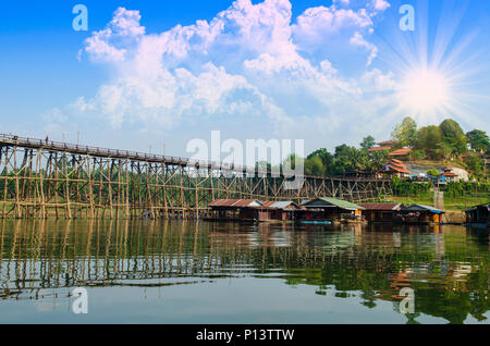 Il ponte di legno è il secondo più lungo al mondo. a Sangklaburi in Kanchanaburi, Thailandia Foto Stock