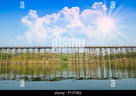 Il ponte di legno è il secondo più lungo al mondo. a Sangklaburi in Kanchanaburi, Thailandia Foto Stock