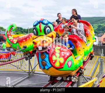 Famiglia godendo una giornata di divertimenti sulle giostre presso il parco di divertimenti a bantry, Irlanda. Foto Stock