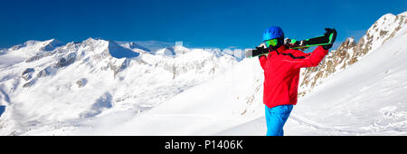 L'uomo godendo della splendida vista prima di sciare nella famosa località sciistica nelle Alpi Foto Stock