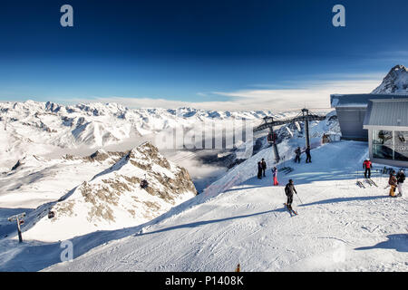 Il Tonale, Italia - Jan 20, 2018 - incredibile panorama invernale in Tonale ski resort. Vista delle Alpi italiane dal ghiacciaio Adamelo, Italia, Europa. Foto Stock