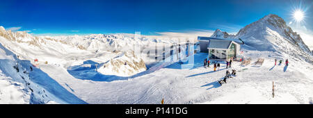 Il Tonale, Italia - Jan 20, 2018 - incredibile panorama invernale in Tonale ski resort. Vista delle Alpi italiane dal ghiacciaio Adamelo, Italia, Europa. Foto Stock