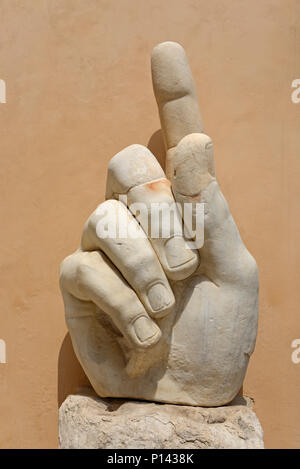 Resti di antichi Romani Colosso di Costantino, lato destro rivolta verso l'alto, il cortile del Palazzo dei Conservatori, Capitonine, Roma, Italia Foto Stock