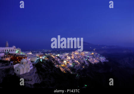 Isola greca di Thira (Santorini), vista delle scogliere, guardando a sud, che mostra la città di Thira lungo il bordo della scogliera di crepuscolo, Grecia Foto Stock