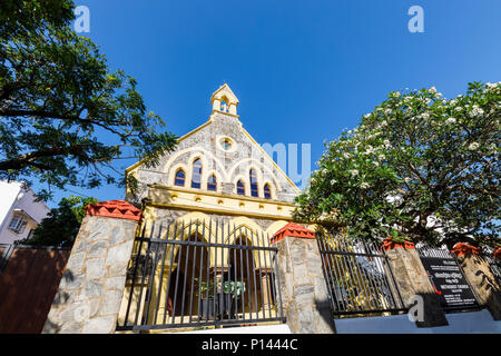 Vista della facciata anteriore della tradizionale Chiesa Metodista, Galle Fort Galle, Provincia Meridionale, Sri Lanka in una giornata di sole con cielo blu Foto Stock