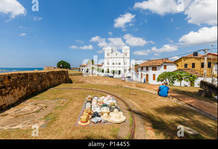 Cappelli stabiliti esposti per la vendita ai turisti sulla Forte Galle bastioni dal bianco iconico Meeran Moschea Jumma, Galle, sud della provincia, Sri Lanka Foto Stock